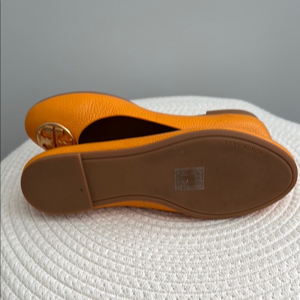 Tory Burch Gold Emblem Orange Reva Flat size 7 - Picture 3 of 5